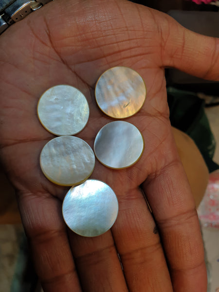 Masterpiece Collection : White/Cream Natural Mother of Pearl Round Cabochon Gems > Wholesale Parcel/Lot