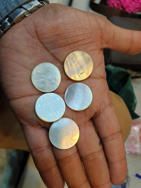Masterpiece Collection : White/Cream Natural Mother of Pearl Round Cabochon Gems > Wholesale Parcel/Lot