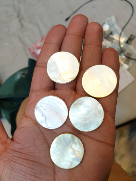 Masterpiece Collection : White/Cream Natural Mother of Pearl Round Cabochon Gems > Wholesale Parcel/Lot