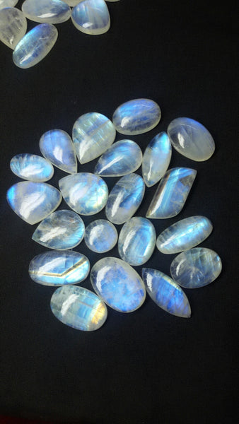 578.70 Cts Wholesale Sample Of White Rainbow Moonstone Free Sized Mix Shape Cabochons 20 Pieces