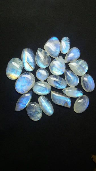 578.70 Cts Wholesale Sample Of White Rainbow Moonstone Free Sized Mix Shape Cabochons 20 Pieces