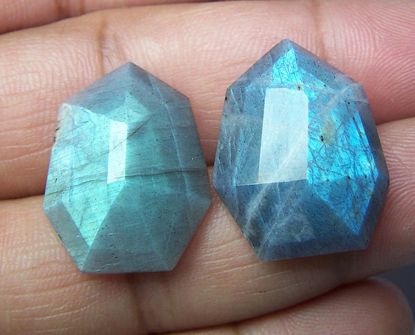 Masterpiece Collection : 25 x 20 mm Natural Flashy Labradorite Fancy Shield Cut Faceted Gems > Pair with Rainbow Fire
