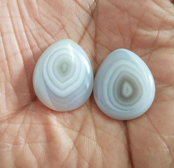 Masterpiece Collection : Grey Layering Agate 30 X 25 MM Calibrated Oval Cabochons > For Pendant > AAA Gems